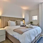 Spacious 2 Bedroom Apartment With Table Mountain View