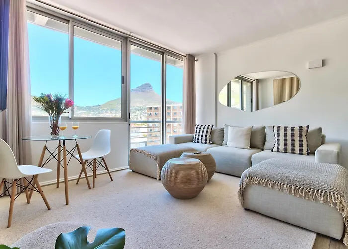 Spacious 2 Bedroom Apartment With Table Mountain View