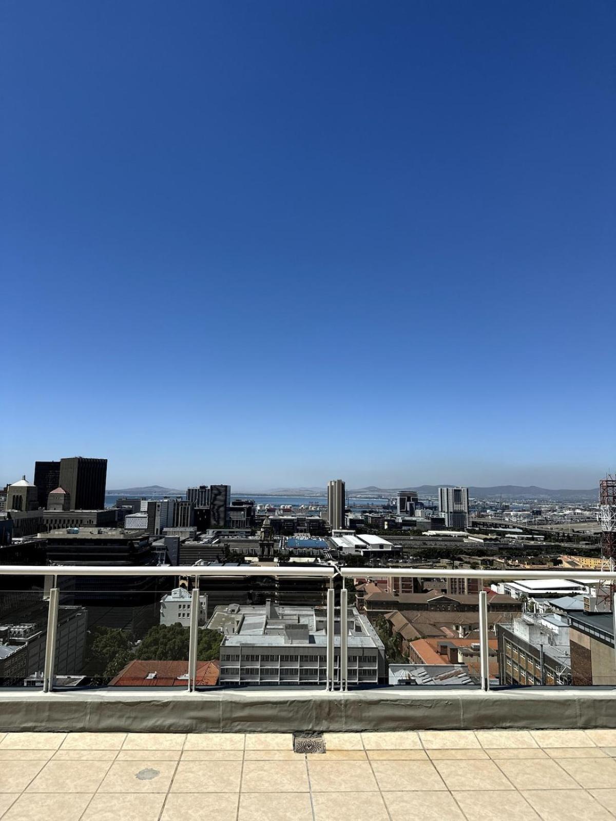 Apartment Spacious 2 Bedroom With Table Mountain View