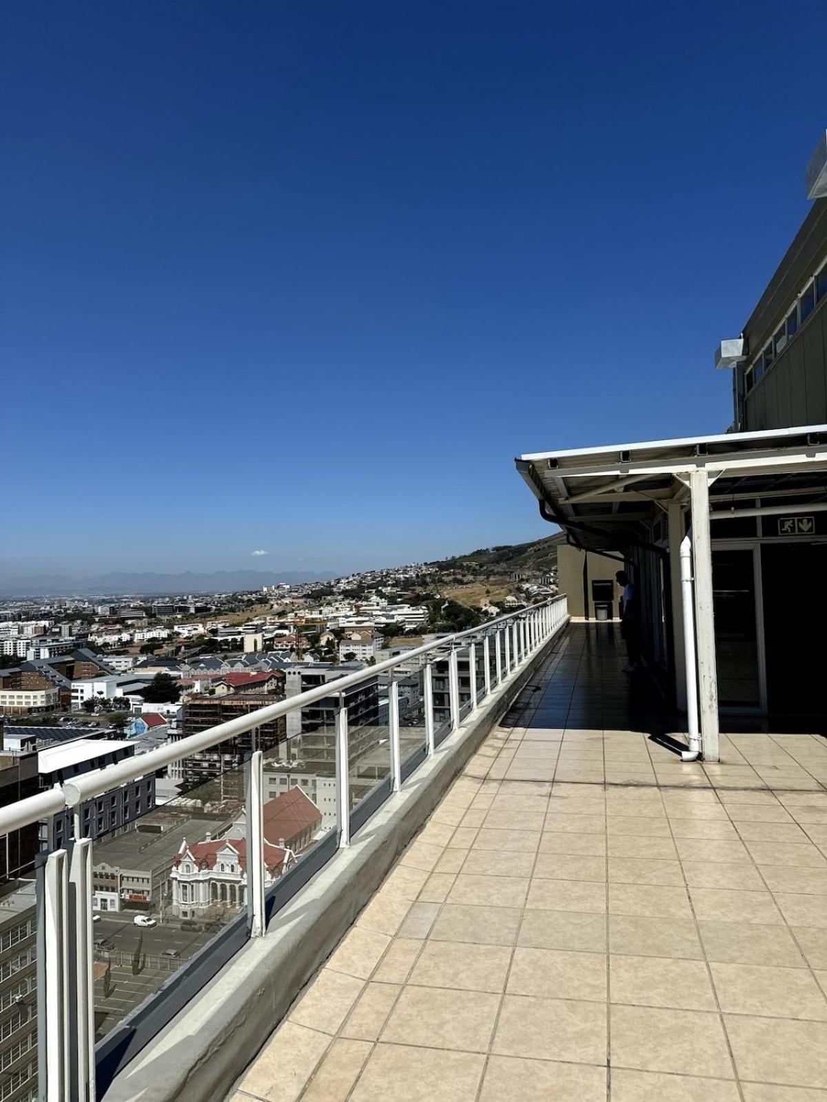 Spacious 2 Bedroom With Table Mountain View Apartment *