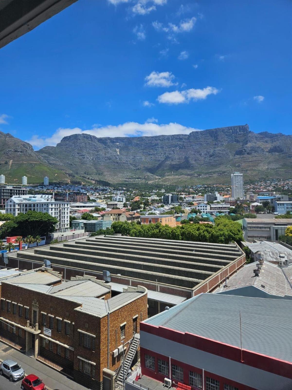Apartment Spacious 2 Bedroom With Table Mountain View *