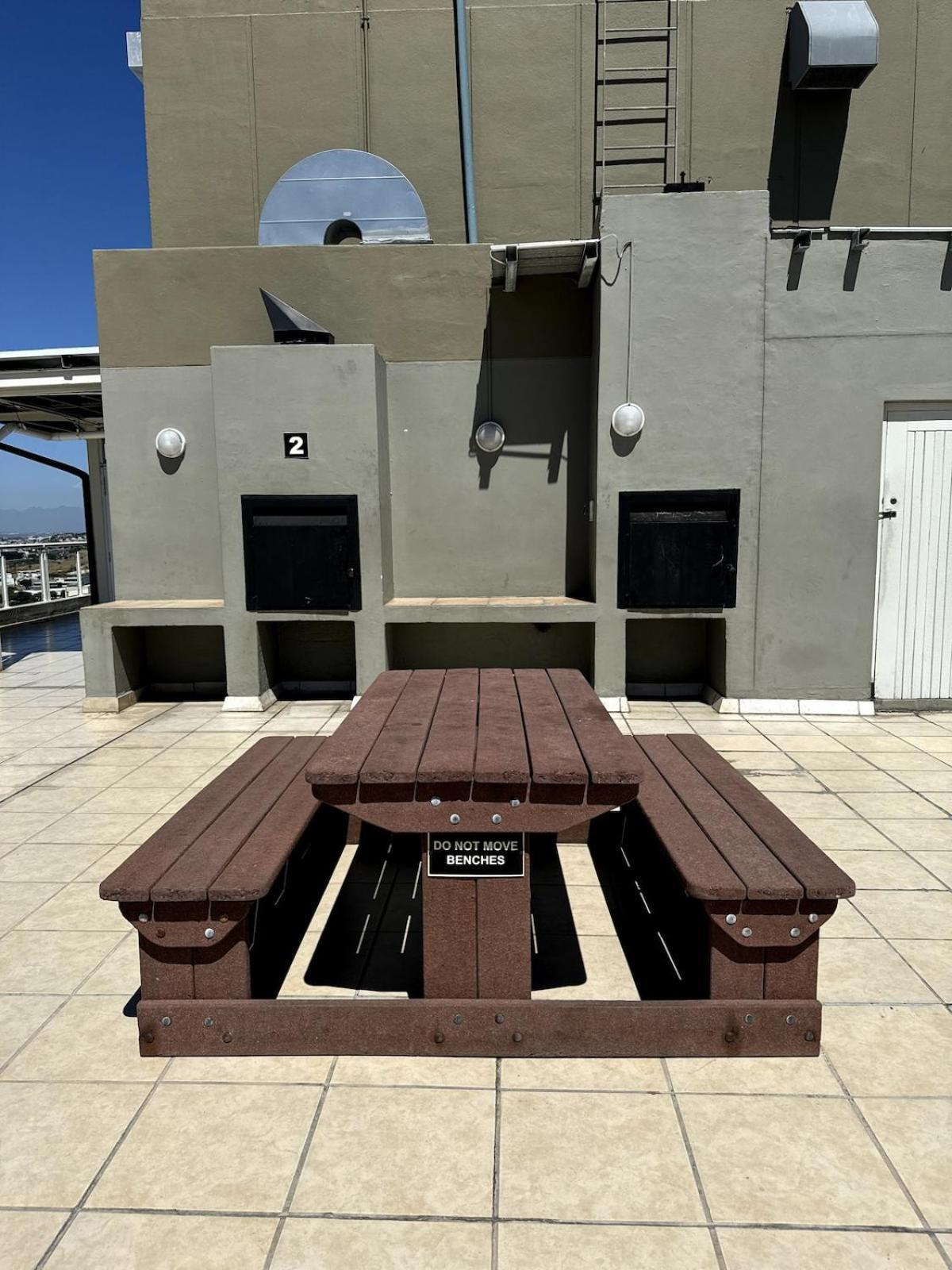 Spacious 2 Bedroom With Table Mountain View Apartment *