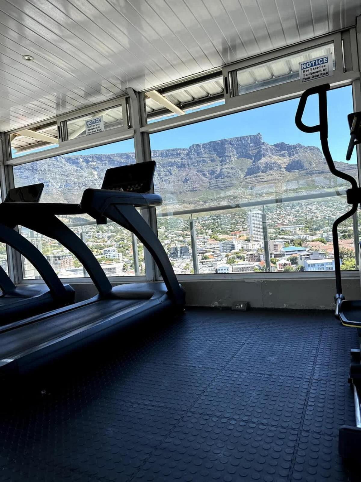 Spacious 2 Bedroom With Table Mountain View