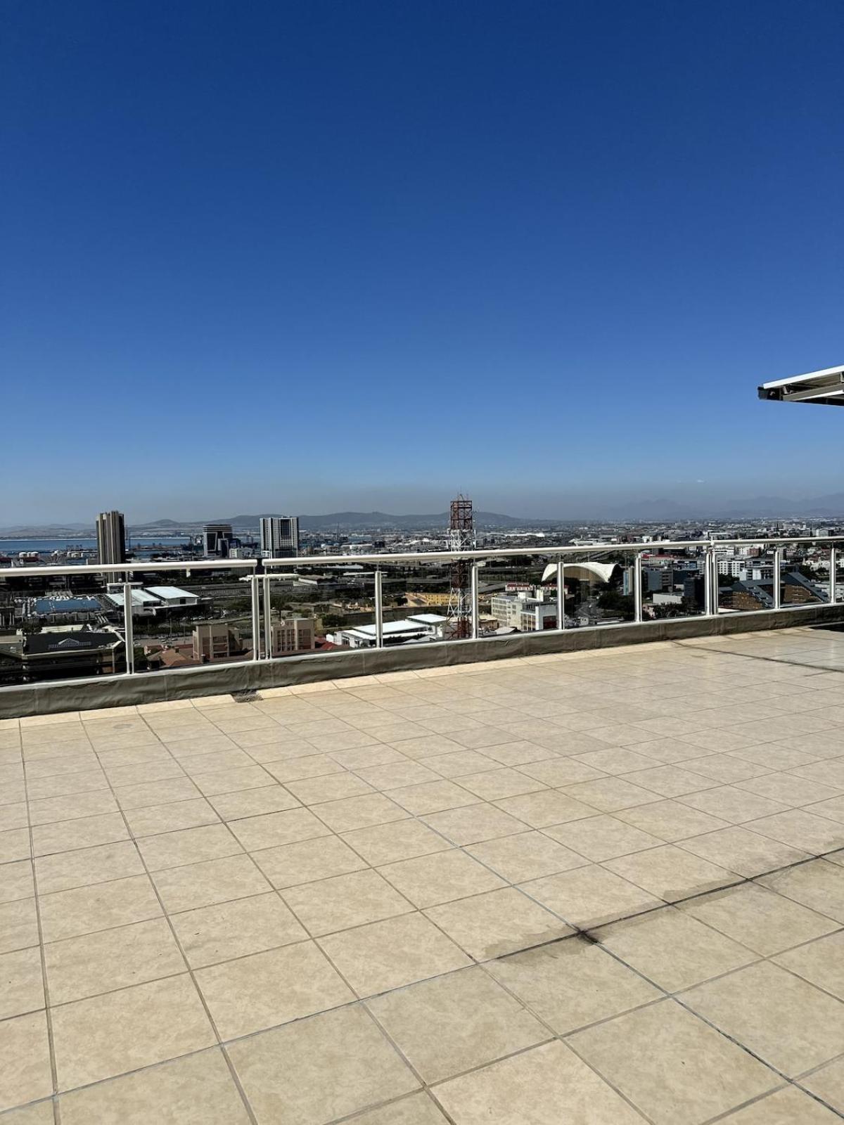 Spacious 2 Bedroom With Table Mountain View