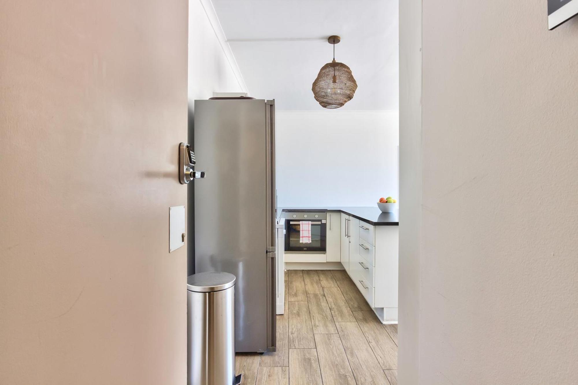 Apartment Spacious 2 Bedroom With Table Mountain View