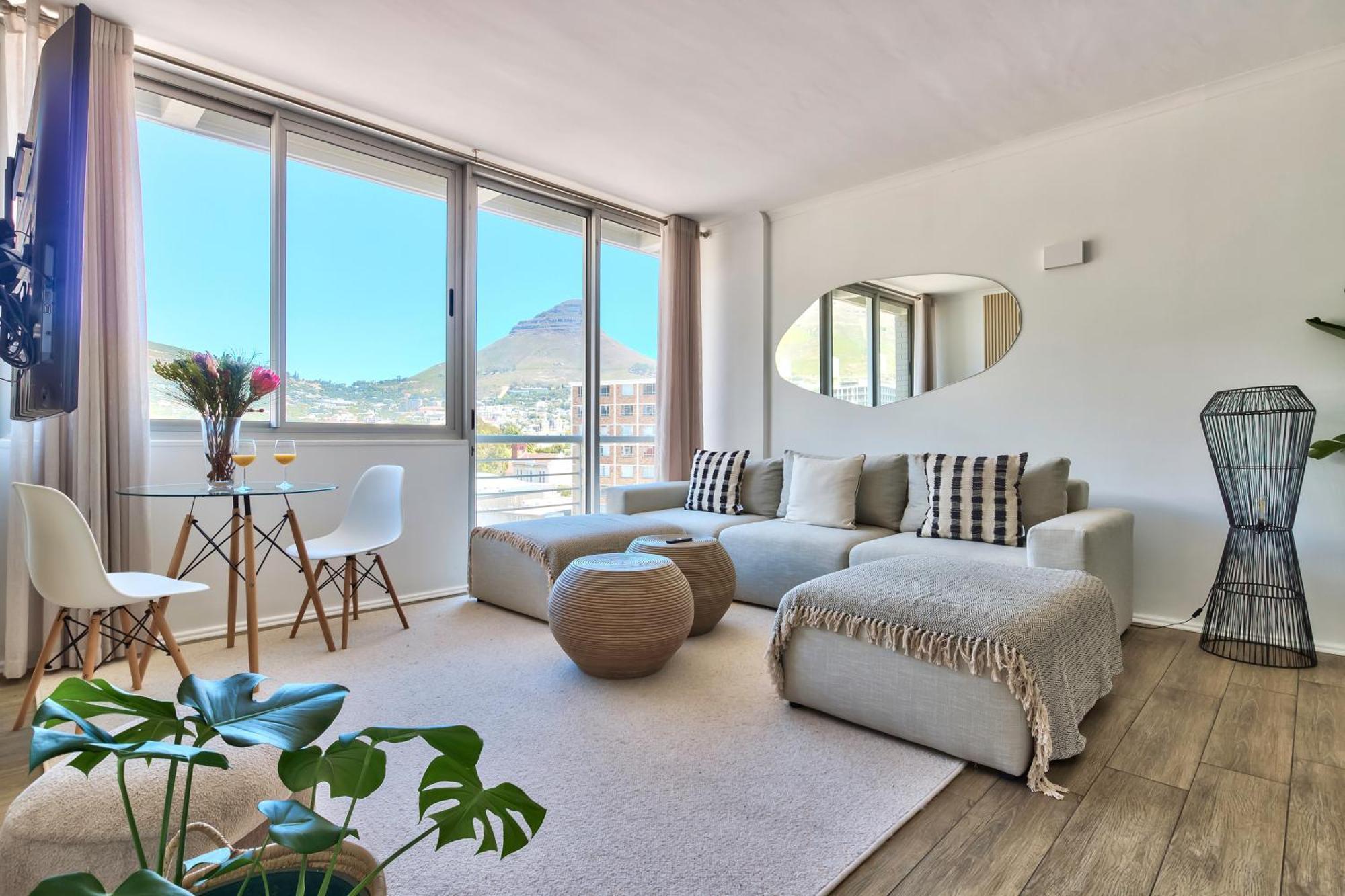 Apartment Spacious 2 Bedroom With Table Mountain View