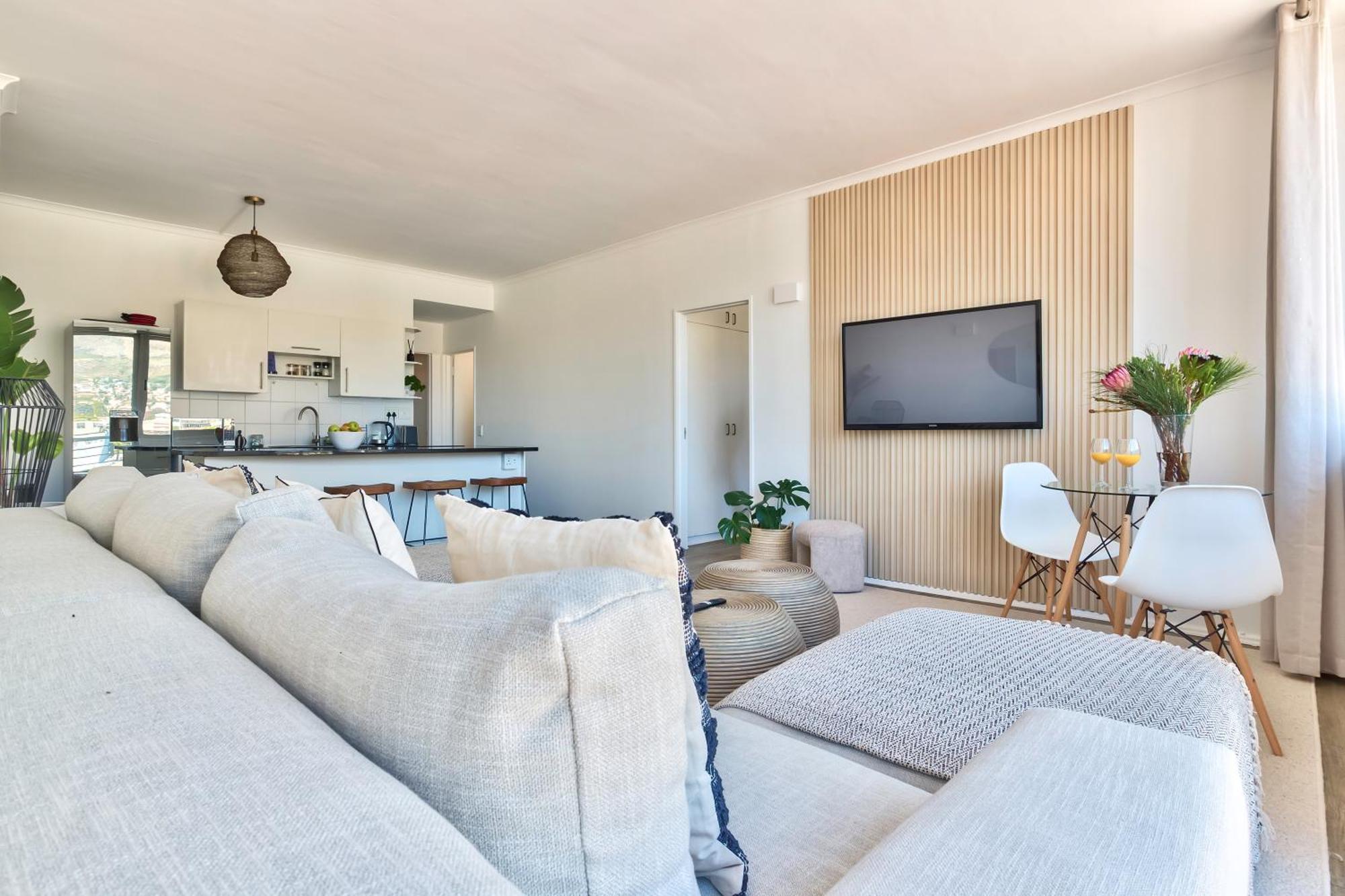 Spacious 2 Bedroom With Table Mountain View Apartment *