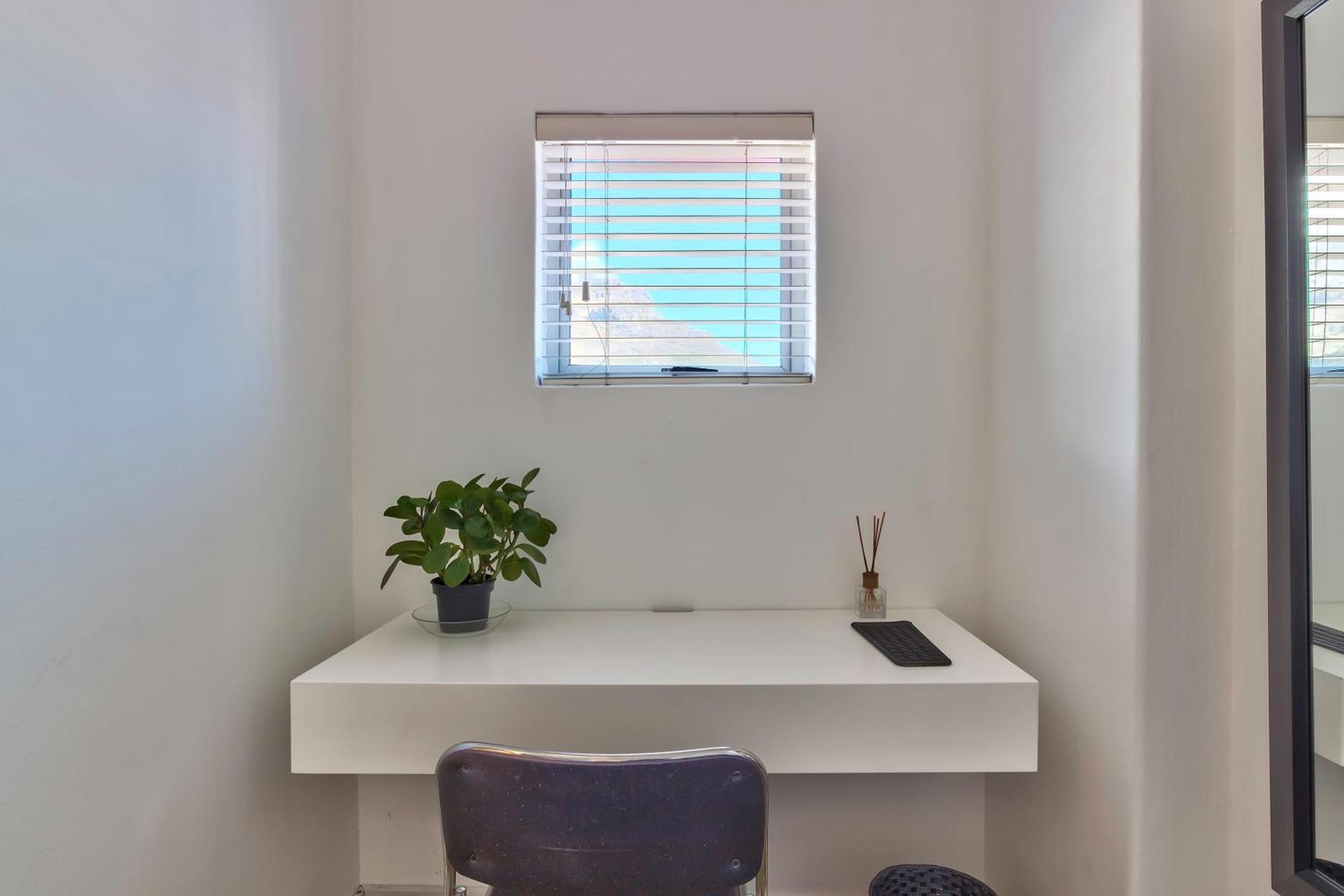 Spacious 2 Bedroom With Table Mountain View Apartment *