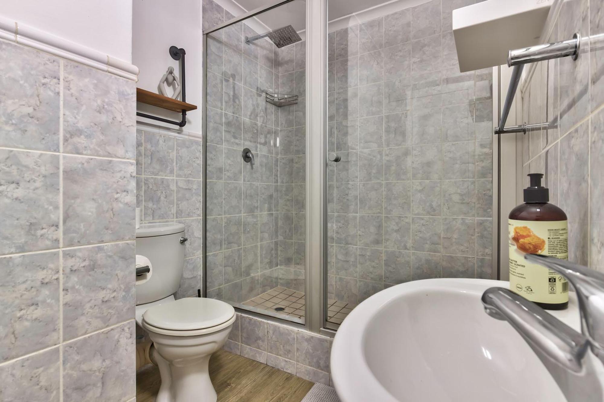 Spacious 2 Bedroom With Table Mountain View