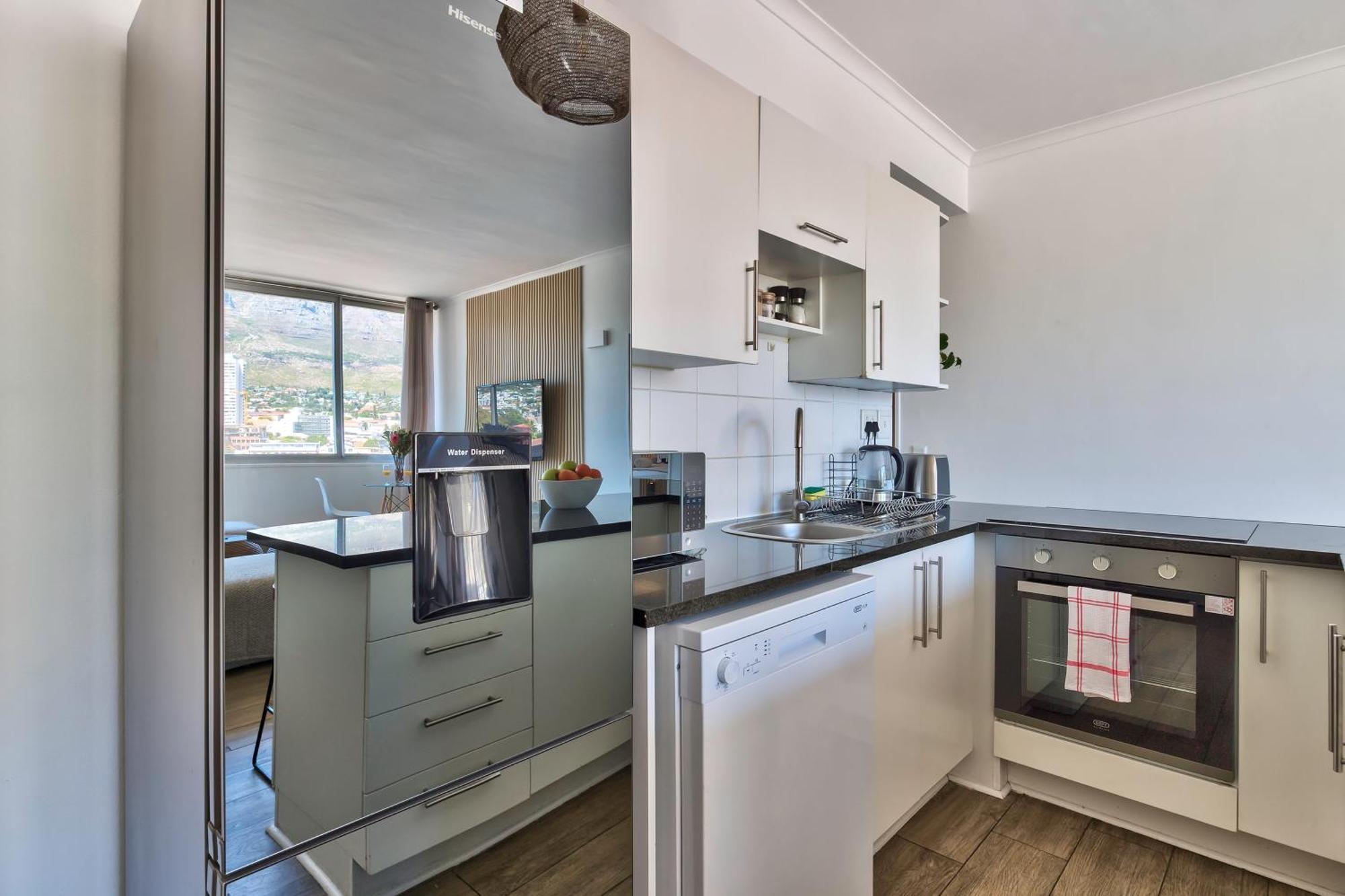 Apartment Spacious 2 Bedroom With Table Mountain View