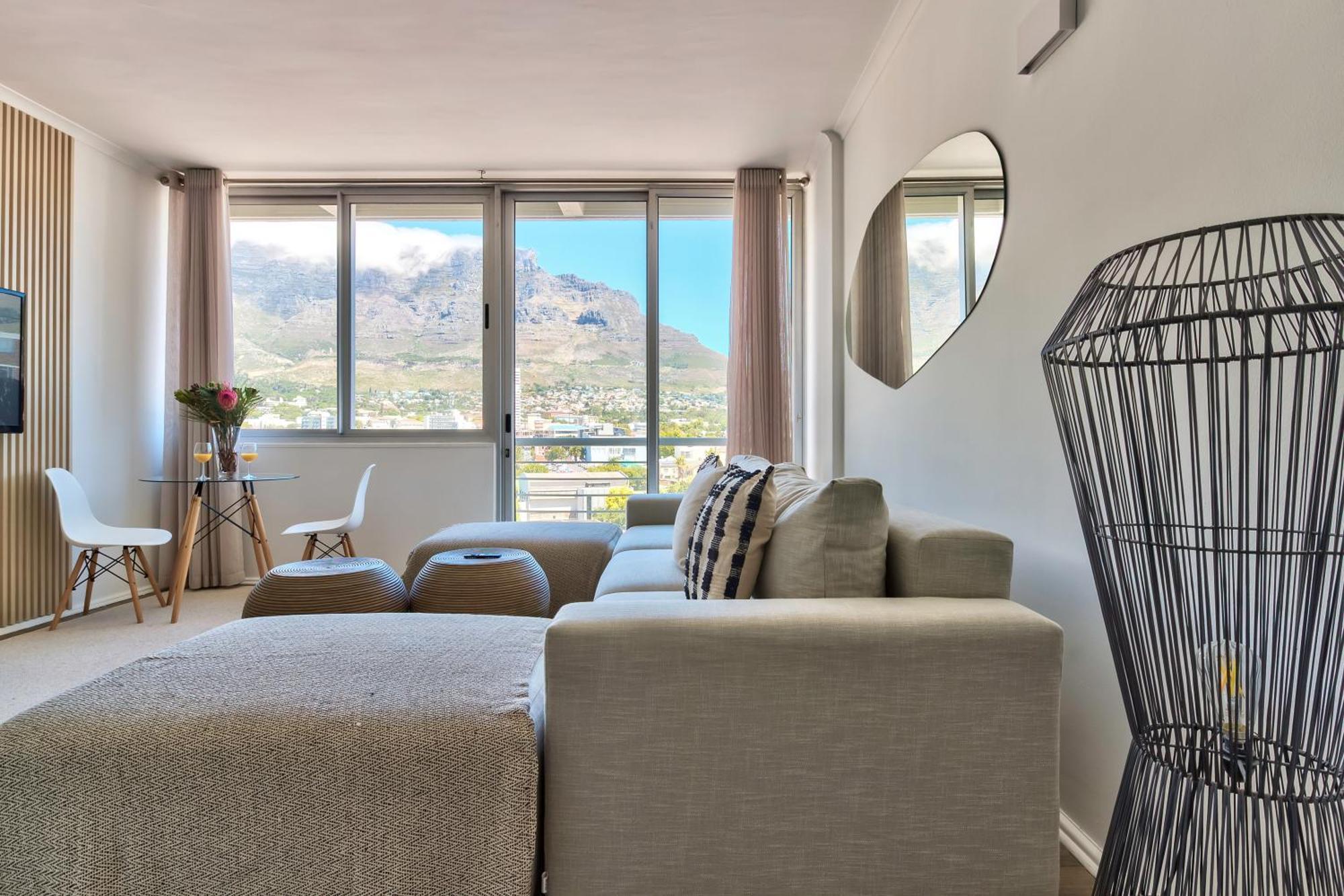 Spacious 2 Bedroom With Table Mountain View Apartment *